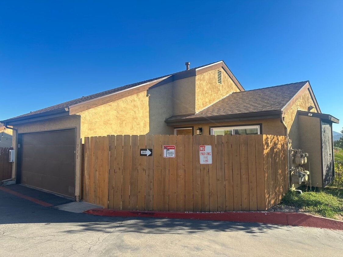 Foto principal - 2BR/1.5BA 2-story condo in El Cajon, gated community with sparkling pool, 2 car attached garage, ...