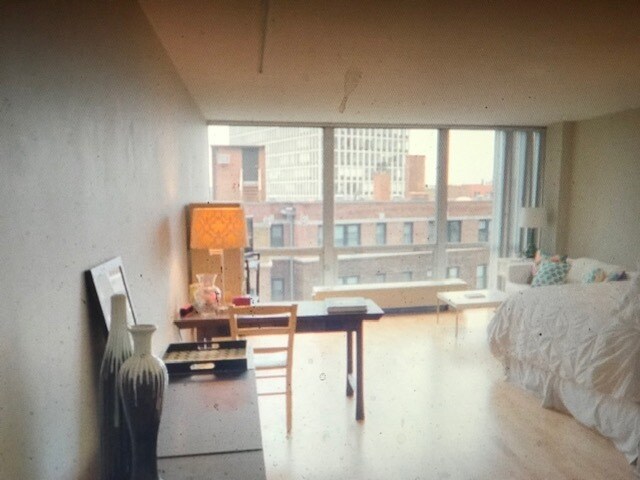 Building Photo - 2400 N Lakeview Ave