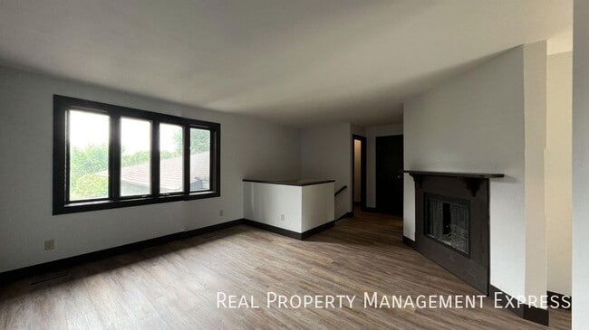 Foto del edificio - Amazing 3 Bedroom 2.5 Bath duplex with attached garage and fenced yard!