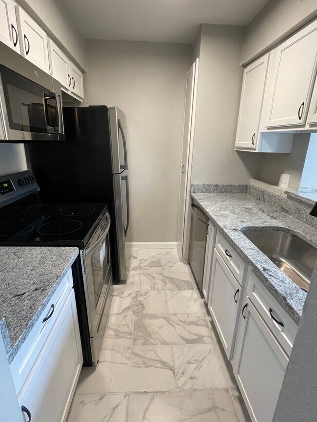 Foto del edificio - 2Bd/1.5Ba Townhouse located on the Germant...