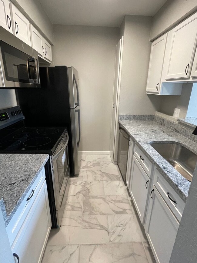 Building Photo - 2Bd/1.5Ba Townhouse located on the Germantown/Memphis Line!