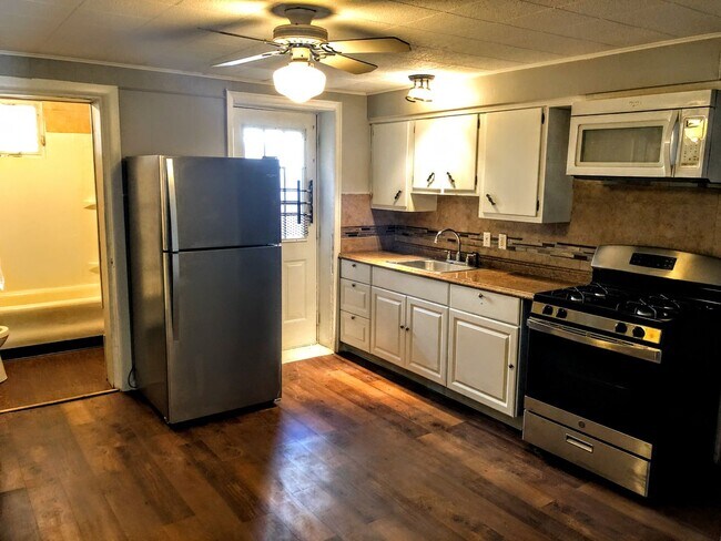 Building Photo - 2 bed 1 Bath - updates throughout, new appliances, washer/dryer included