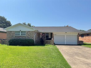 Building Photo - 8406 Foxwood Ln