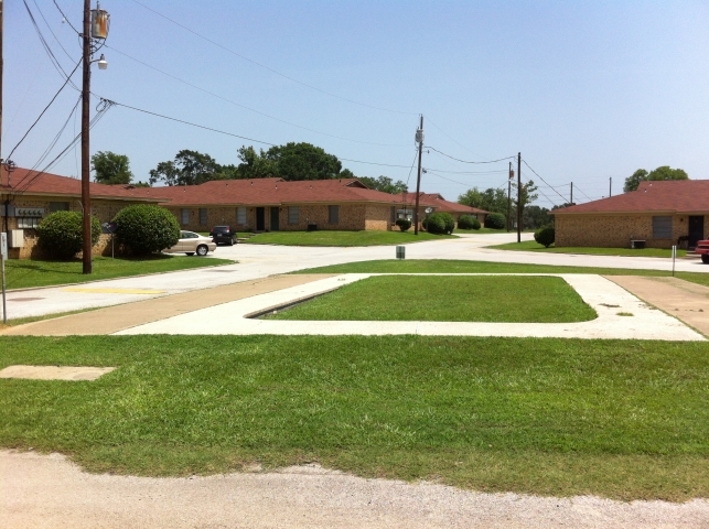 Patio - Shady Oaks Apartments