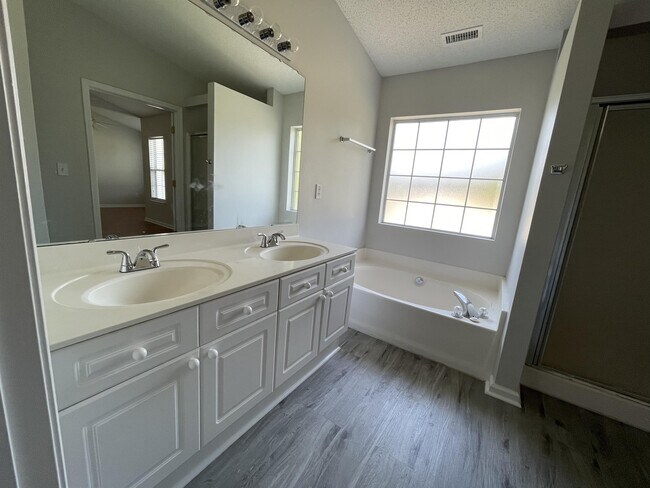 Foto del edificio - 2704 N Holmes Ct