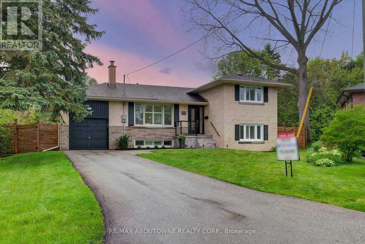 Photo principale - 255 Wales Crescent