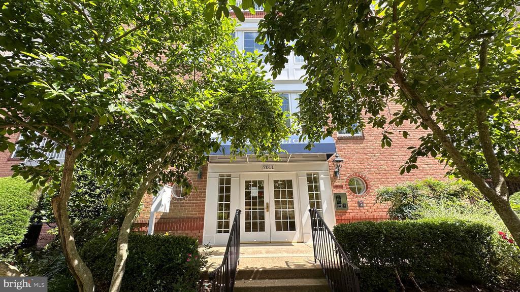 Foto principal - 7011 Falls Reach Dr