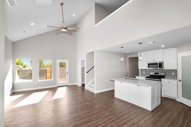 Building Photo - 7628 Woodford Ave