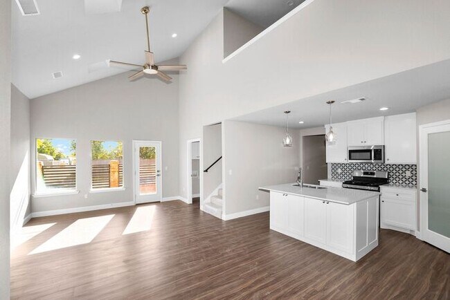 Foto del edificio - 7628 Woodford Ave