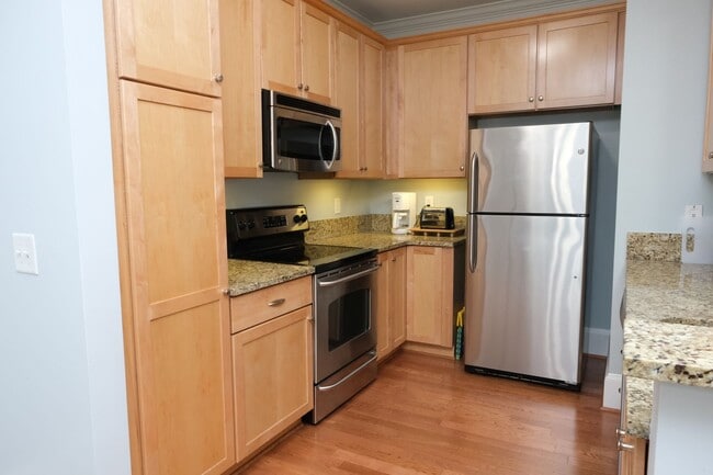 Building Photo - 2 bedroom/2.5 Bath, Furnished Short-Term R...