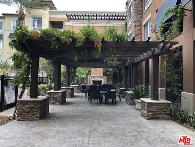 Foto del edificio - 24545 Town Center Dr