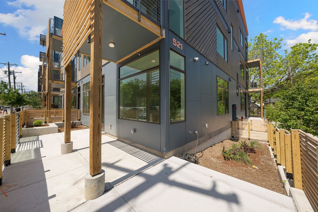 Foto principal - Modern 1 bedroom downtown condo with large...