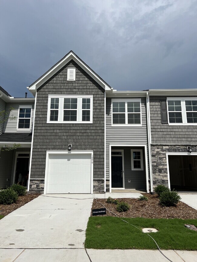Building Photo - Lennar 3 bedroom townhouse with luxury vinyl plank floor in Ellis walk community