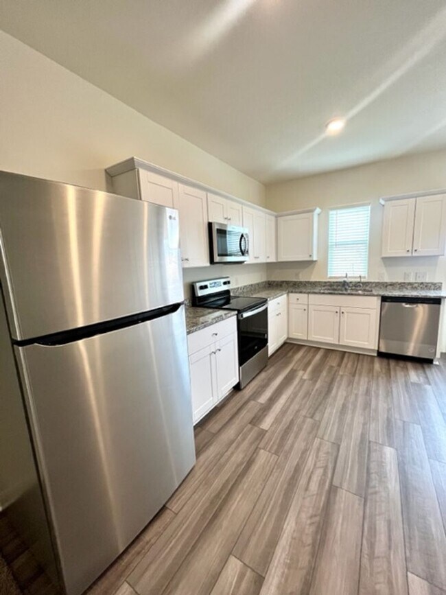 Building Photo - Brand new home with washer and dryer inclu...