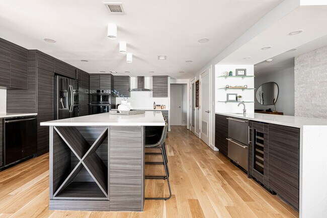Building Photo - Gorgeous 2 Bedroom 2 Bathroom Condo in Low...