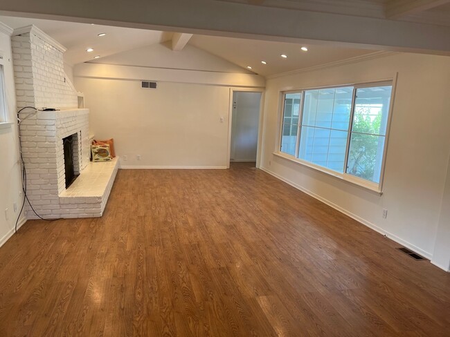 Building Photo - 3209 Palos Verdes Dr N