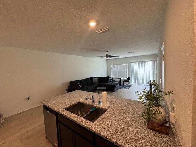 Foto del edificio - Brand New Townhouse