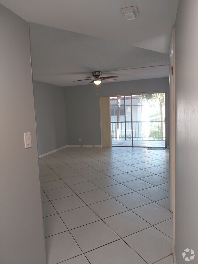 Building Photo - 660 Tennis Club Dr