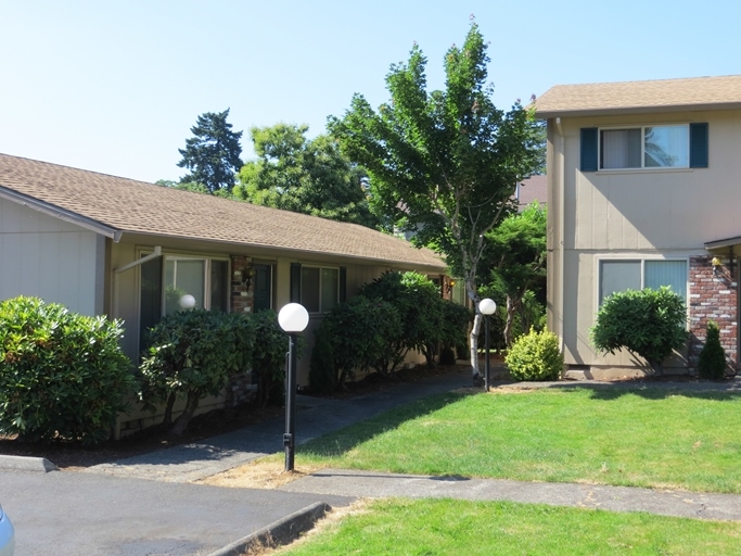 Building Photo - Maple Grove Court