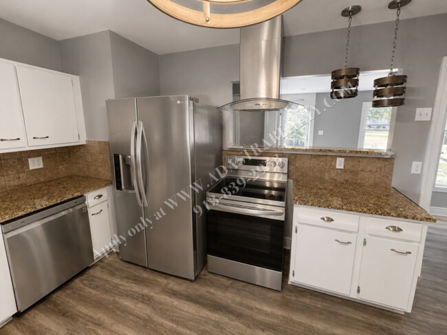 Foto del edificio - Updated Ranch Home on a Large Lot in Overland Park-Coming SOON!!