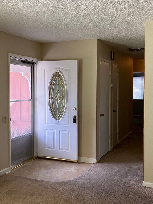 Foto del edificio - 55 and over located in Leisure Town! Updated home throughout! Beautiful backyard!