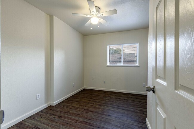 Foto del edificio - 536 W 10th St
