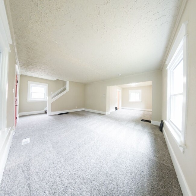 Building Photo - 1200 Sqft. 2 Bedroom 1 Bath