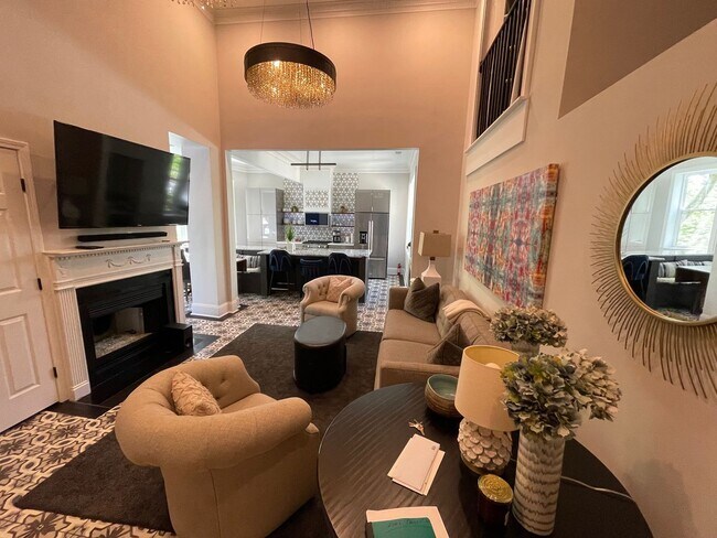 Foto del edificio - Stunning Furnished 3 Bedroom 3 Bath Condominium ON Piedmont Park!