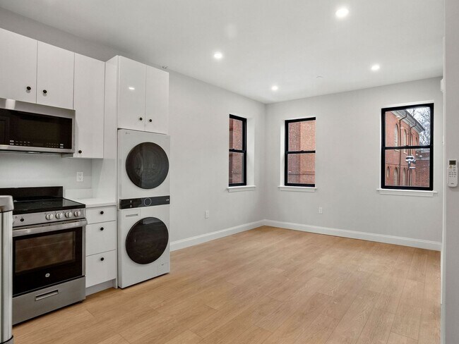Foto del edificio - Renovated 2 Bed in the Heart of the North End | In-Unit Laundry | Pet Friendly | 9/1