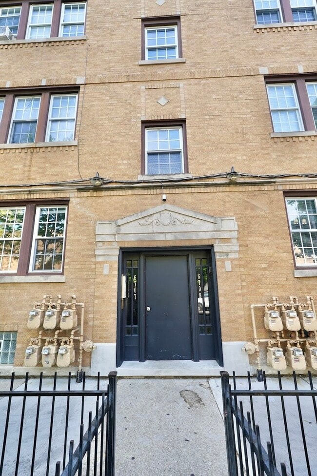 Foto del edificio - 6709 S Artesian Ave