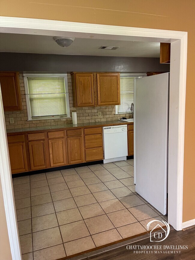 Building Photo - 526 Englewood Dr