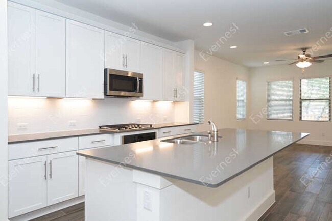 Foto del edificio - 2312 Ringstaff Rd