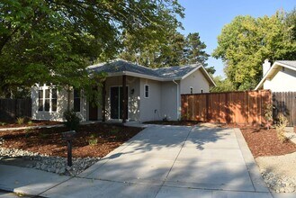 Building Photo - 102-B Alamo Dr