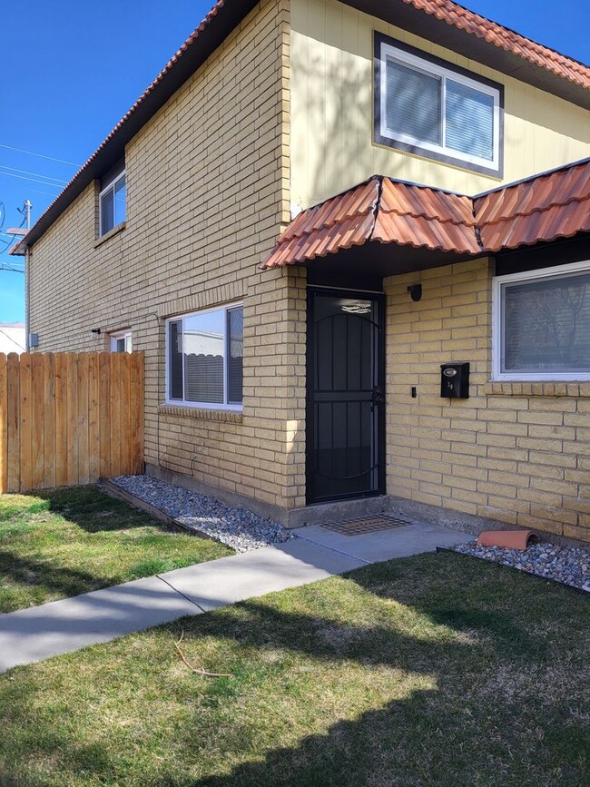 Foto del edificio - 3410 Woodside Dr