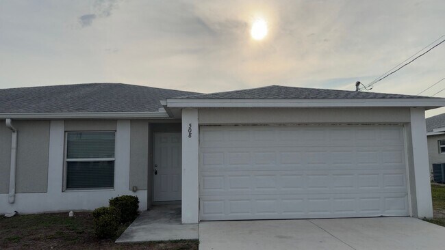 Foto del edificio - Duplex for rent on freshwater canal