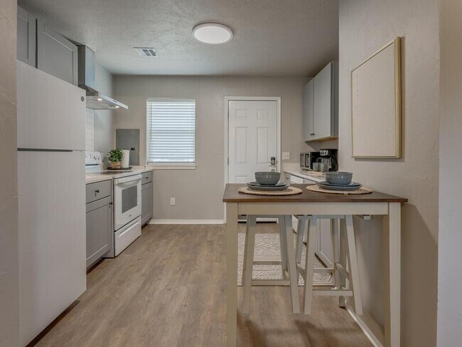 Building Photo - 1013 E Main St