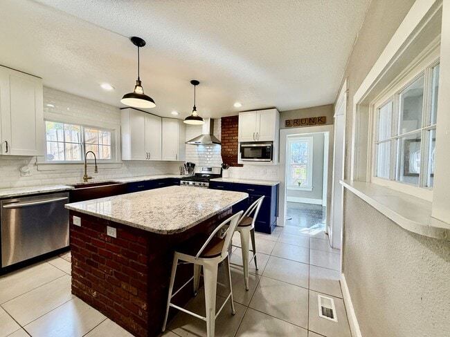 Foto del edificio - Charming 3-Bedroom Home in the Heart of Co...