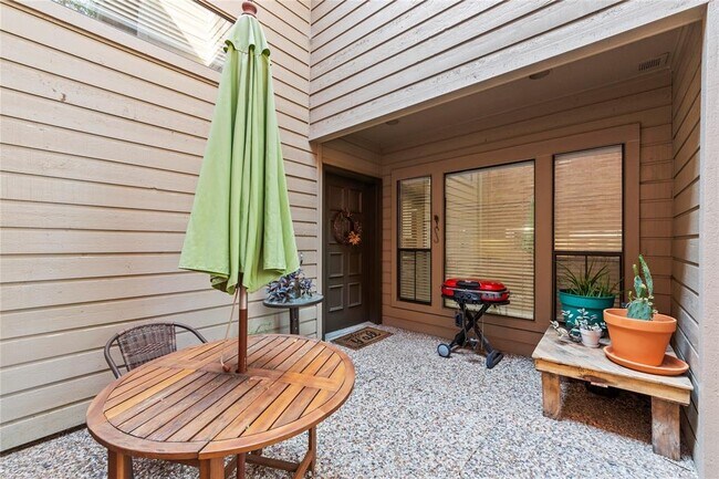 Foto del edificio - 236 Sugar Berry Cir