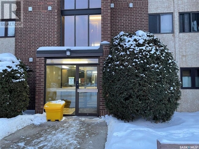 Building Photo - 315 Tait Crescent