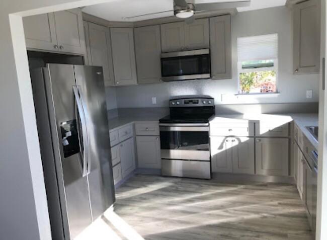 Building Photo - Two story, 2 bed 1.5bath SFH