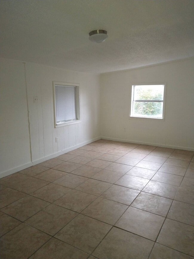 Building Photo - Available Now in 38109 | Spacious 3 Bed, 1 Bath Home for Rent