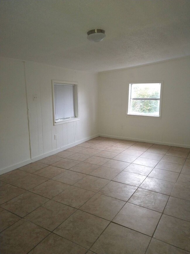 Foto del edificio - Spacious 3 bedroom, 1 bath home