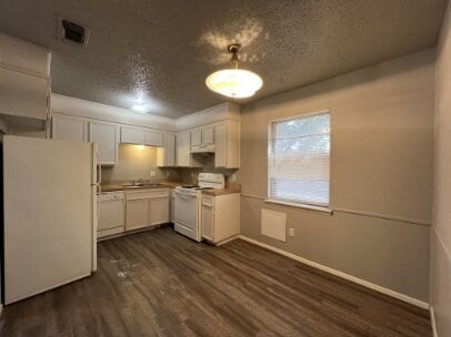 Building Photo - "Charming 2-Bed Retreat with 950 Sq Ft of Comfort in Lubbock!"