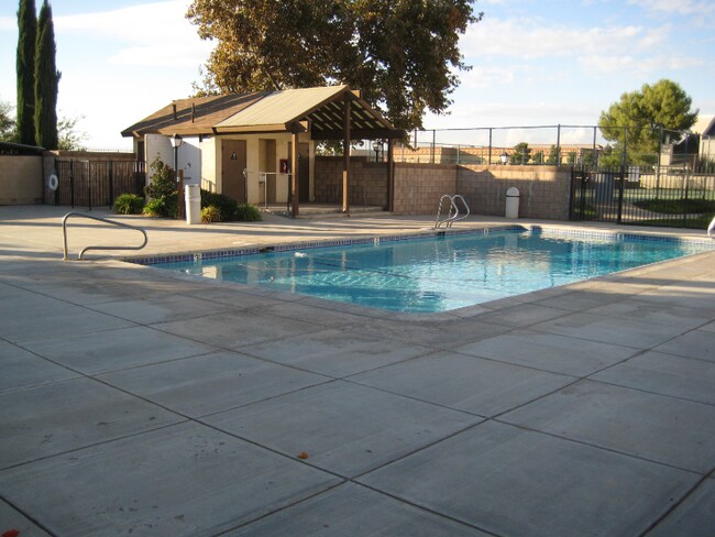 Foto del edificio - 1850 E Ave J2