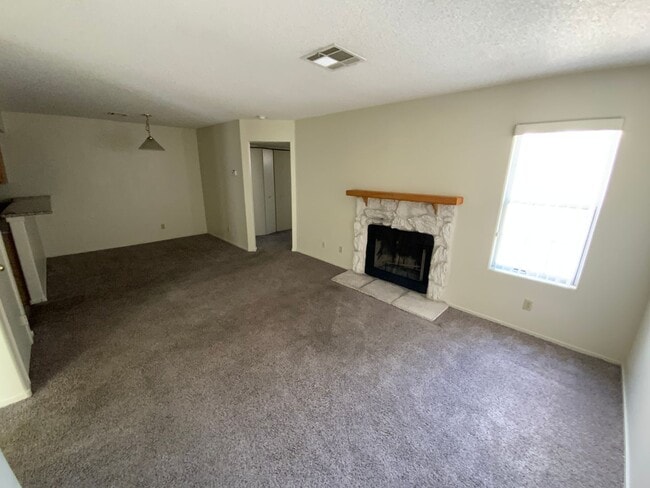Building Photo - BEAUTIFUL CORNER UNIT CONDO!