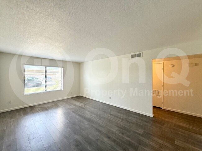 Building Photo - 1402 E Guadalupe Rd