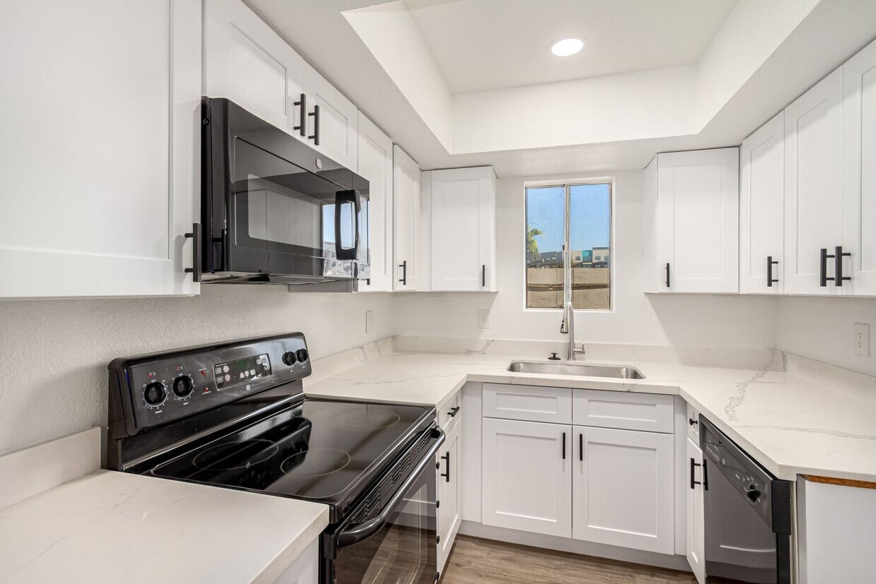 Foto principal - Updated 2-Bedroom COZY Condo Just Minutes ...