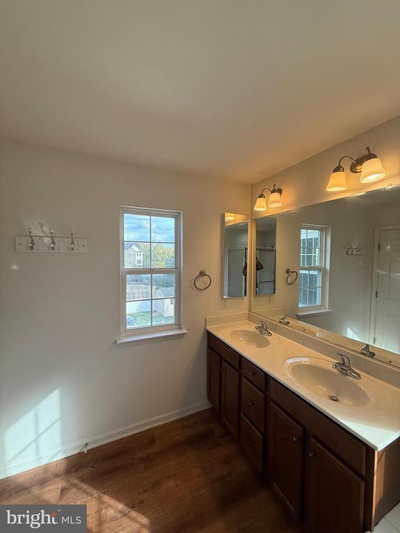 Foto del edificio - 120 Woodman Ct