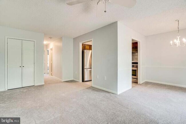 Building Photo - 7255 Glen Hollow Ct