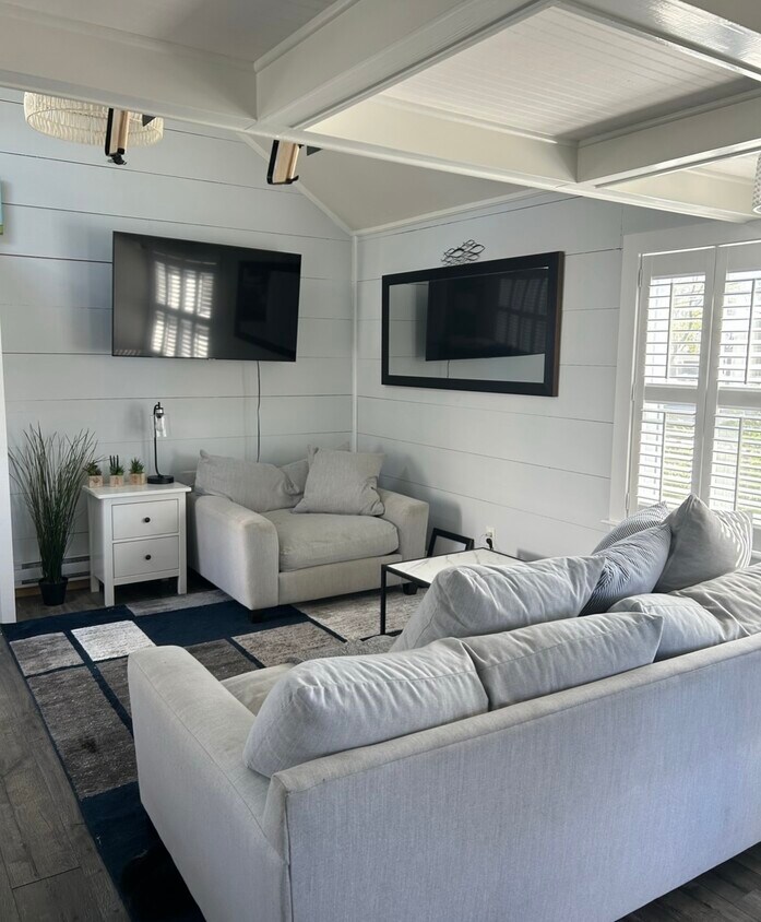 Living room overlooking private yard - 12 Howland Ave
